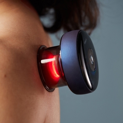 Type-C aangedreven Fitdash voetmassageapparaat met rood licht en trillende zuigkracht